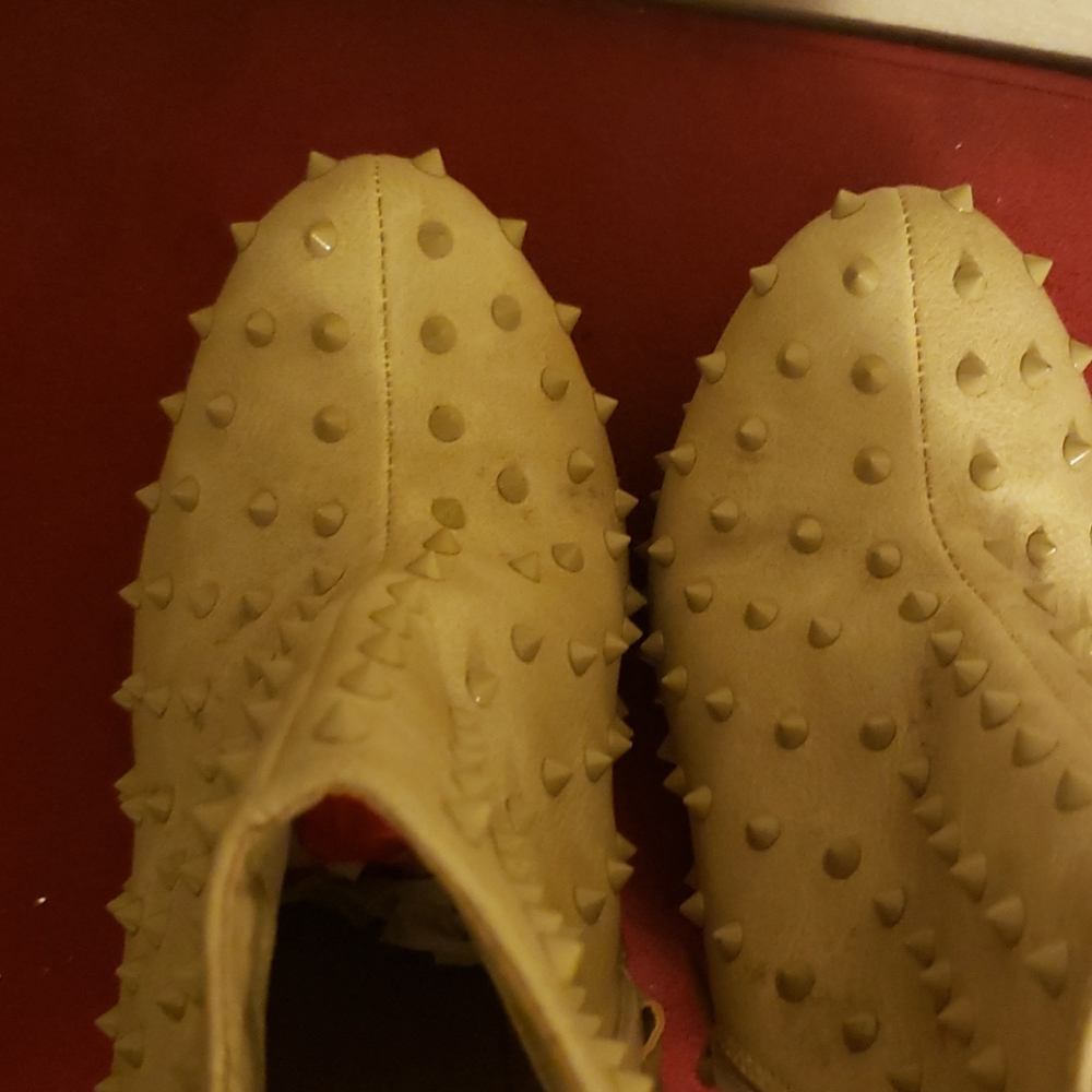 Shoes - Picture 5 of 6